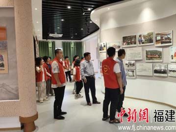 图为团队走进西际村乡村振兴馆。 三明学院建筑工程学院供图 图为团队走进西际村乡村振兴馆。 三明学院建筑工程学院供图