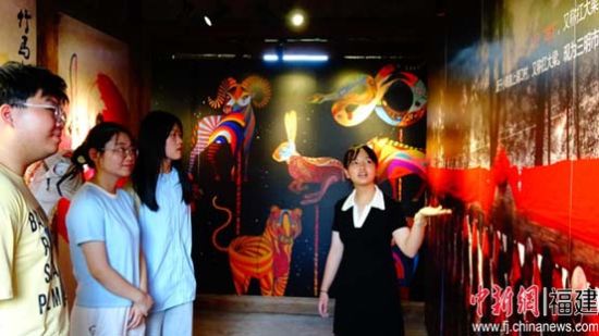 图为实践队在五一村的乡愁馆参观,实践队成员许芊纤向其他队员讲解。三明学院供图 图为实践队在五一村的乡愁馆参观,实践队成员许芊纤向其他队员讲解。三明学院供图