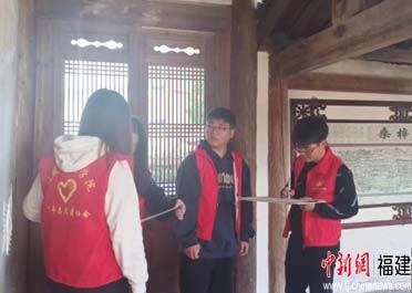 图为团队成员现场测绘及绘制草图。 三明学院建筑工程学院供图 图为团队成员现场测绘及绘制草图。 三明学院建筑工程学院供图