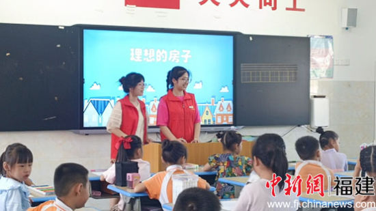 图为三明学院信息工程学院“春晖反哺家乡,助力教育振兴”暑期社会实践团队课堂教学照。三明学院供图 图为三明学院信息工程学院“春晖反哺家乡,助力教育振兴”暑期社会实践团队课堂教学照。三明学院供图