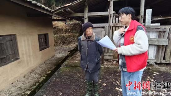图为红色建筑队队员在与水尾村村民的沟通交流。 三明学院建筑工程学院供图 图为红色建筑队队员在与水尾村村民的沟通交流。 三明学院建筑工程学院供图